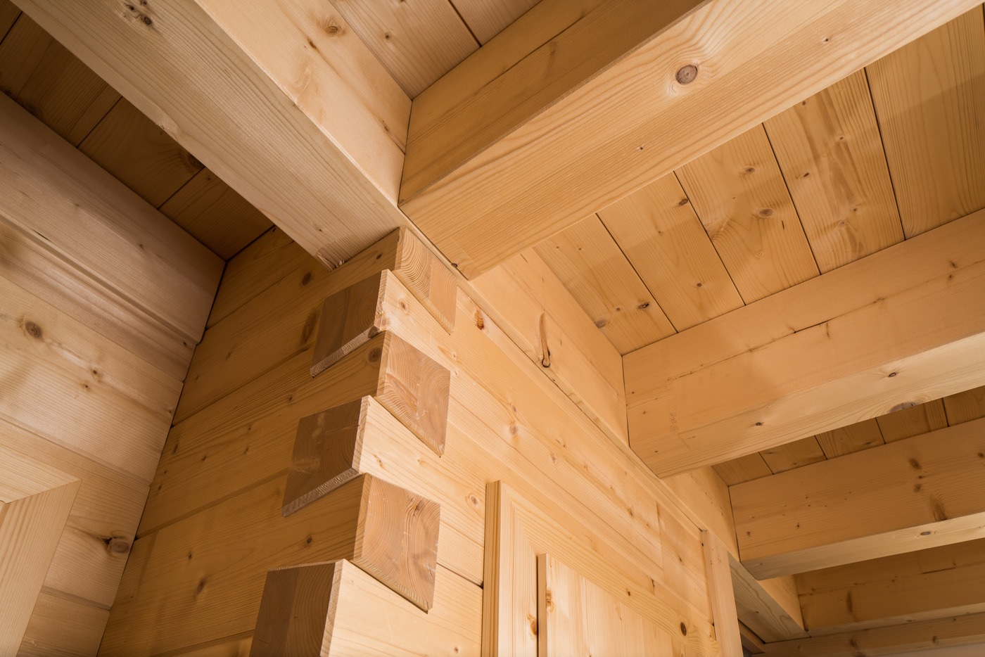 Blockhausbau in Hanglage mit Fichtenblock gebrannt